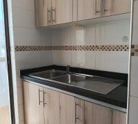 Cocina con moderno mobiliario.