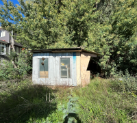 bodega o tercera vivienda sin mantencion en el fondo del terreno