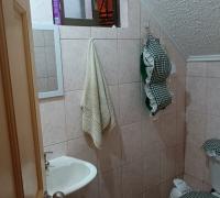 BAÑO DE VISITA UBICADO EN 1ER PISO BAJO ESCALERA QUE LLEVA HACIA EL 2DO PISO