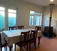 gran sala de estar o comedor diario iluminado con puerta de acceso hacia estacionamiento de casa, sala que conecta directo hacia dormitorio 1
