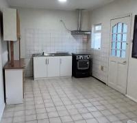 amplia cocina amoblada que conecta con living- comedor y puerta que conecta hacia comedor diario