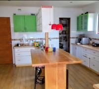 cocina amoblada y comedor de diario