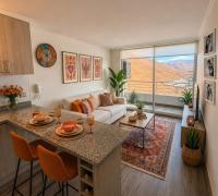 Luminoso y con un diseño estratégico de sus espacion, este departamento de dos habitaciones, una de ellas en suite, cuenta con un hermoso balcón en altura que permite apreciar el sur playero del sector, donde los sunset y los amaneceres son una verdadera joya para atesorare