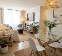 Iluminado y amplio living comedor con salida a un cómodo  y acogedor balcón