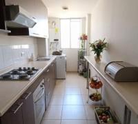 Con una cocina separada de la sala de estar, iluminada y estratégicamente diseñada para  dar ubicación a un refrigerador amplio, una lavadora y secadora. El almacenamiento es muy cómodo y amplio para guardar todos los artículos de cocina y lavandería