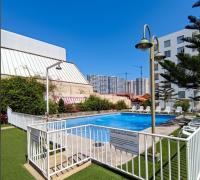 Una piscina   con rejas de seguridad para protección de los más pequeños
