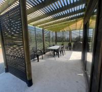 Terraza con mesa, sillas, parrilla