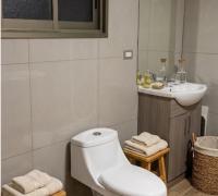 AMPLIO Y CÓMODO BAÑO PRINCIPAL CON MODERNO SHOWER Y TINA HIDROMASAJES