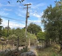 Poste de luz frente a la parcela