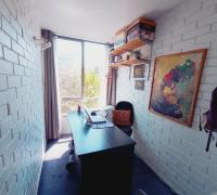 tercer dormitorio con espacio suficiente para una cama de una plaza y un velador u oficina en casa- sala de estudio
