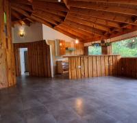 Living comedor. Ventanales Nororiente con vista a la piscina y jardines