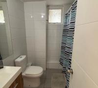 Baño principal con ventana