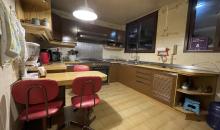 Amplia cocina con muebles, desayunador e iluminada