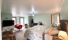 DORMITORIO PRINCIPAL CON SALA DE ESTAR, BAÑO PRIVADO, JACUZZI,  WALKING CLOSET Y TERRASA