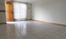 Vista desde fuera con reja alta y malla se seguridad abajo 
