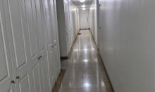 Pasillo y puerta de servicios y medidores piso 5
