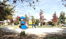 Juegos infantiles dentro del recinto.
