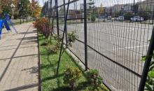 Cancha básquetbol y baby fútbol dentro del recinto.