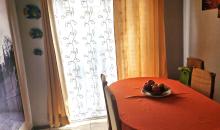 Comedor con mucha luz natural.