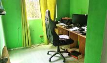 Un dormitorio adaptado como oficina piso 2.