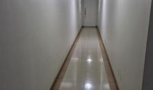 Pasillo de acceso al departamento en piso 5