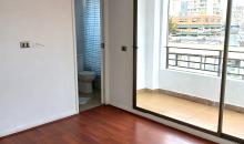Dormitorio matrimonial y acceso a baño