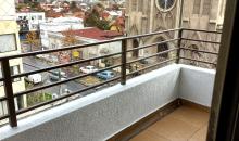 Balcón con vista panorámica, se aprecia la calle Manuel Montt  y la Parroquia Jesús Nazareno