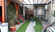 Cobertizo a un costado de la vivienda.