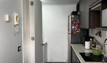 Amplia cocina full equipada, cerrada e independiente, con luz y ventilación natural. Conexión a lavadora