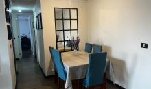 Buen espacio para comedor. Incluye espejos en pared.