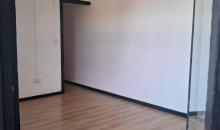 La oficina cuenta con 15 m2 más un cuarto de 3 m2 