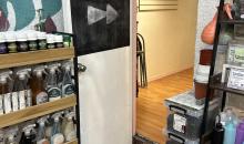 Puerta de acceso al local que lo hace ideal para activdades de peluqueria, barberia o bodega