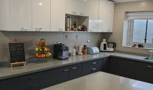 Amplia cocina con isla