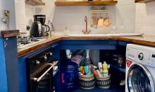 Cocina remodelada, lavaplatos bajo cubierta moderno, cocina encimera, horno empotrado, refrigerador y lavadora integrada