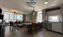 Comedor de gran amplitud, pensado para la comodidad de una gran familia, mesón integrado.