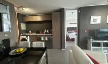 Comedor con diseño de concepto abierto, conectado a cocina con cubiertas de cuarzo