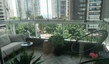 Terraza del departamento con vista despejada, mostrando el espacio exterior y la luminosidad del entorno.