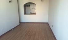 Living-comedor amplio y muy luminoso, gracias a su orientación y paredes recién pintadas en blanco impecable. Un ambiente fresco y acogedor que invita a disfrutar cada momento.