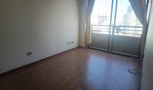 Amplio dormitorio principal en suite, impecable y con excelente iluminación natural. Paredes recién pintadas que aportan frescura y una atmósfera de tranquilidad absoluta.