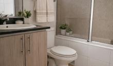 Cómoda sala de baño para dormitorio en suite
