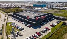  Entregado en obra gruesa, con superficie habilitada bajo normativa vigente. Contrato mínimo de 2 años en UF, garantía equivalente a 2 rentas mensuales. Ideal para rubros de retail, servicios al consumidor, gastronomía o salud, sujeto a evaluación de rubro por parte de la administración del strip center.