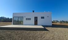 Costado sector quincho con terraza exterior de hormigón y cerámica