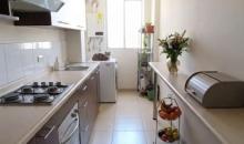 Con una cocina separada de la sala de estar, iluminada y estratégicamente diseñada para  dar ubicación a un refrigerador amplio, una lavadora y secadora. El almacenamiento es muy cómodo y amplio para guardar todos los artículos de cocina y lavandería