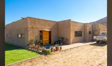 Vivienda estilo "mediterránea". Construidada en base a estructura de metalcom; piso flotante en dormitorios y porcelanato en áreas comunes;  pavimento en zonas húmedas: Cocina equipada con horno, encimera y campana.