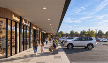 El local cuenta con factibilidad técnica para instalación de baño, orientación que garantiza buena iluminación natural, y acceso vehicular directo desde el frente del strip center.