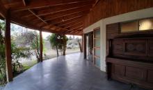 Corredor que rodea una parte la la casa 