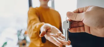 cSegún el último Censo realizado en 2024 cerca de 7.400.000 millones de personas viven en Santiago, Región Metropolitana. Convirtiéndose en la región más poblada del país. Pero, ¿Dónde viven las personas? Según las proyecciones, Puente Alto, Maipú y Santiago serían las comunas con más habitantes.   Un reciente informe del mercado inmobiliario Multifamily de BDO Chile, dio a conocer cuáles son las zonas más económicas para arrendar en Santiago. El cual corresponde al cuarto trimestre de 2025, en un contexto 