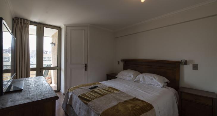 dormitorio con closet doble