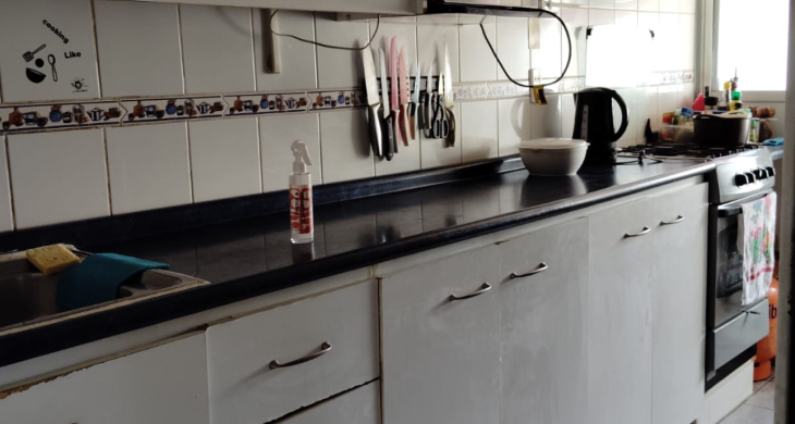 Amplia cocina remodelada, con loggia separada capacidad para lavadora y secadora.