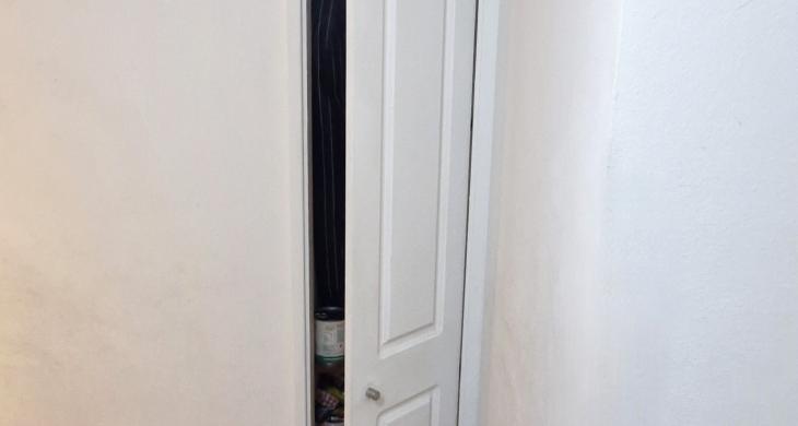 Repisas con puerta en pasillo interior
